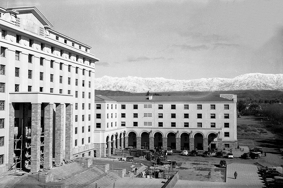 Construcción histórica del Centro Cívico de Mendoza con la cordillera de fondo