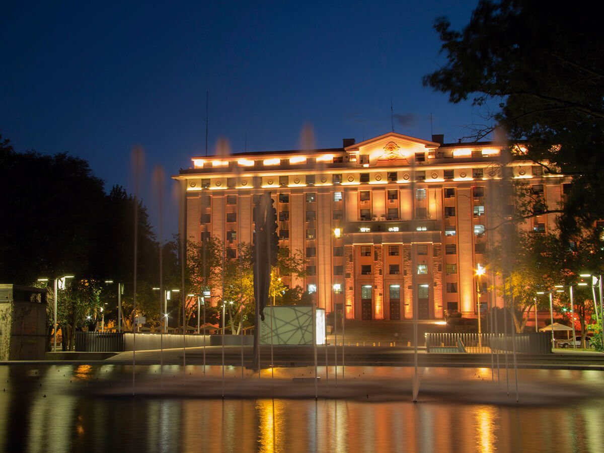 Centro Cívico de Mendoza iluminado de noche